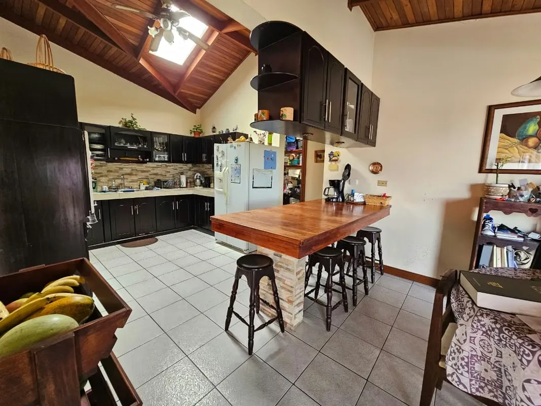 Property for Sale with House in Commercial Area on the Road to Irazú Volcano — photo 2