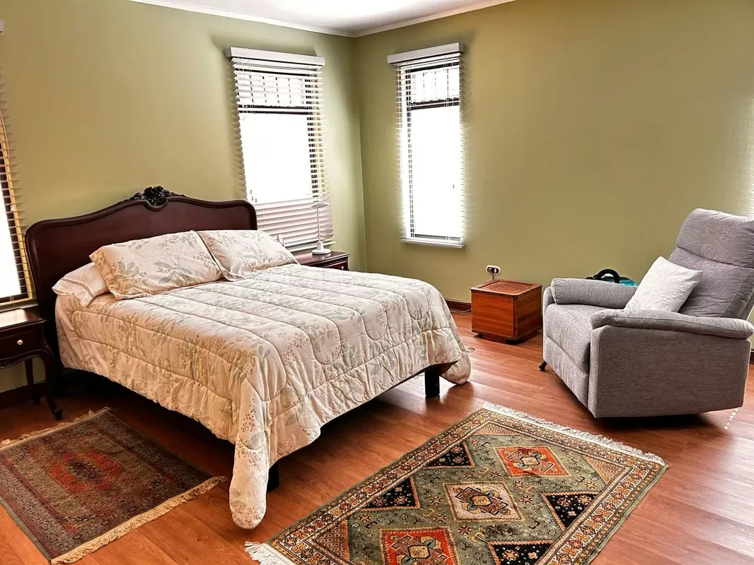 Beautiful one-floor corner house, has a living room, dining room, before dining room, terrace overlooking the courtyard, kitchen integrated to the ...