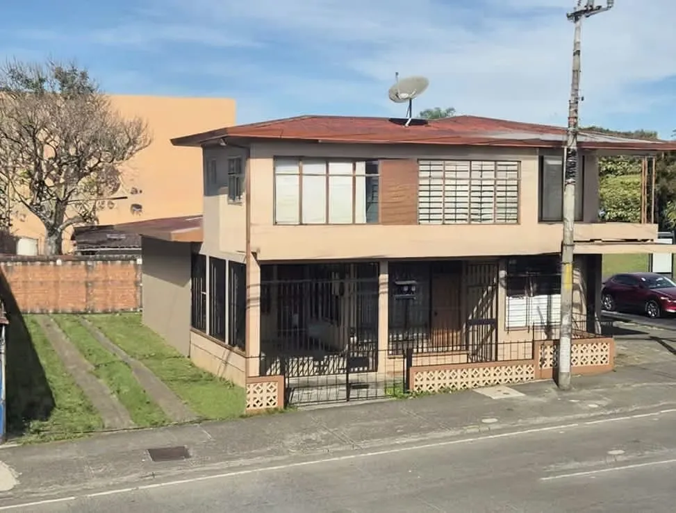 Investment opportunity. House for rent, in the center of Zapote, ready for remodeling!!