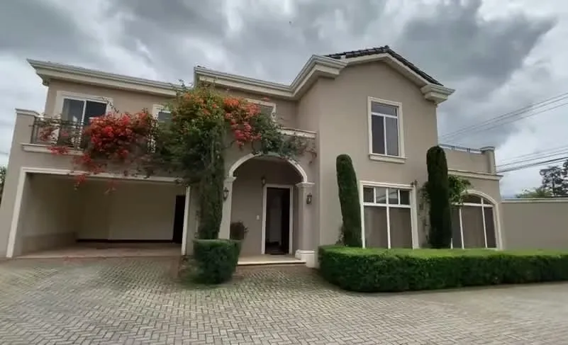 For sale: Luxury home in a condominium in Lomas de Ayarco Sur, Curridabat.