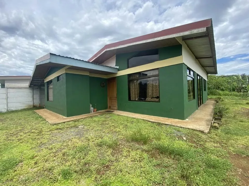 Esta hermosa casa cuenta con una gran zona verde, ideal para tener mascotas, respirar aire fresco y disfrutar de la tranquilidad de la naturaleza