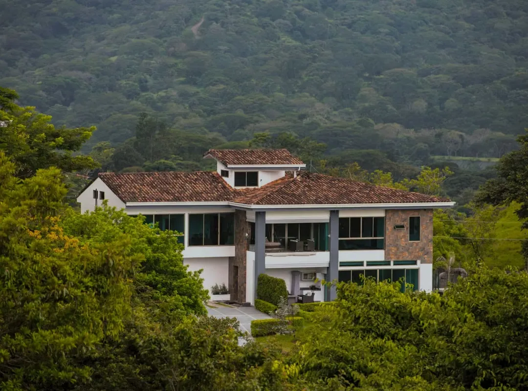 SE ALQUILA O SE VENDE CASA DE LUJO EN CERRO COLÓN