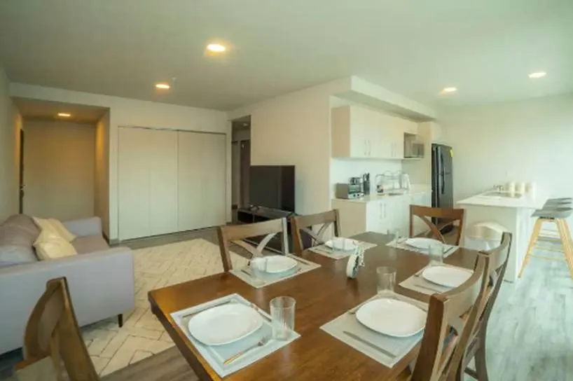 Apartamento de una planta con dos vistas, dormitorio principal al este y al oeste el área social.