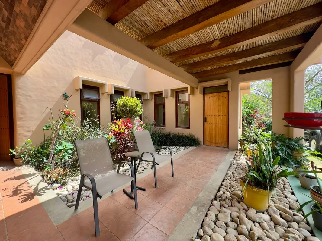 Venta de Casa de Lujo en Cerro Real, Escazú | Estilo Santa Fe | Piscina Privada