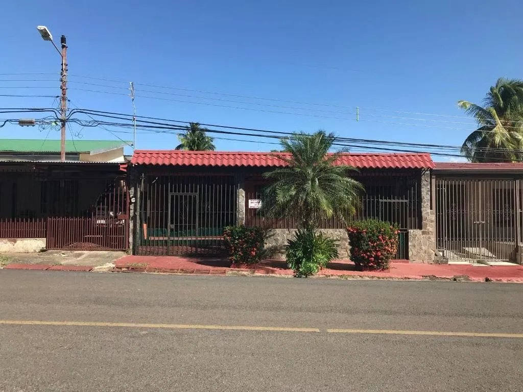 Charming Single-Story Home for Sale in Downtown Orotina!