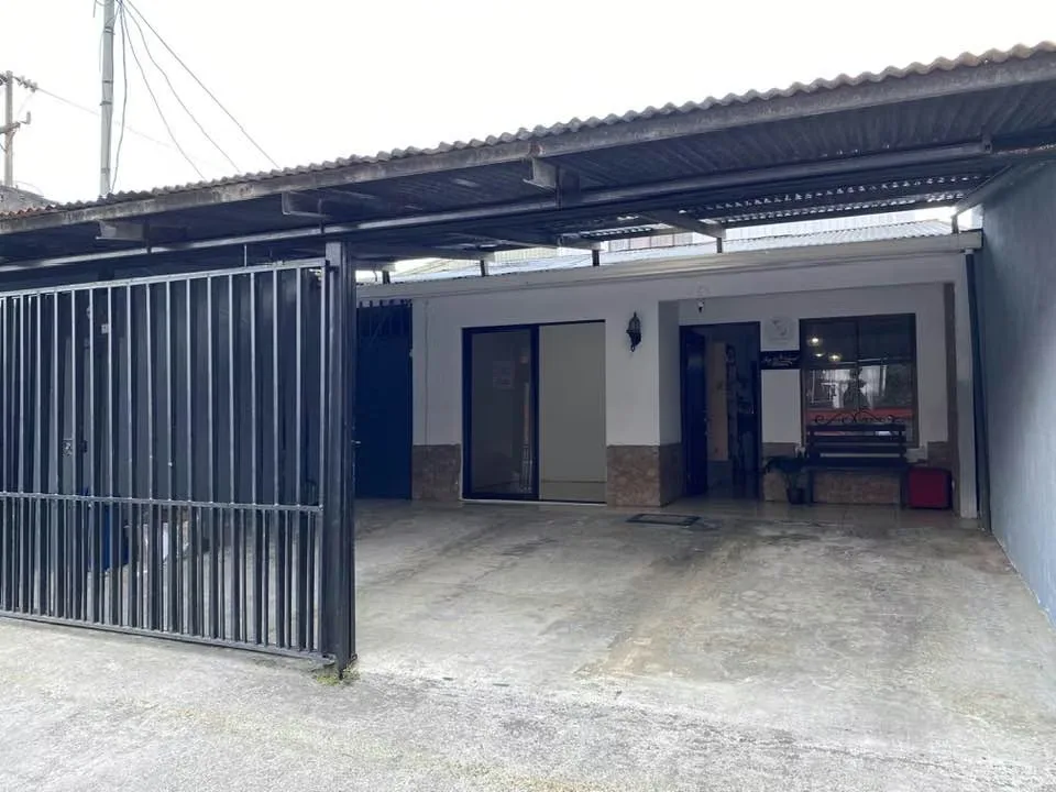 Esta hermosa casa se ubica a solo 800 mtrs de Hospital de San Ramón, zona con gran crecimiento residencial y comercial, con alto tránsito peatonal y vehicular.