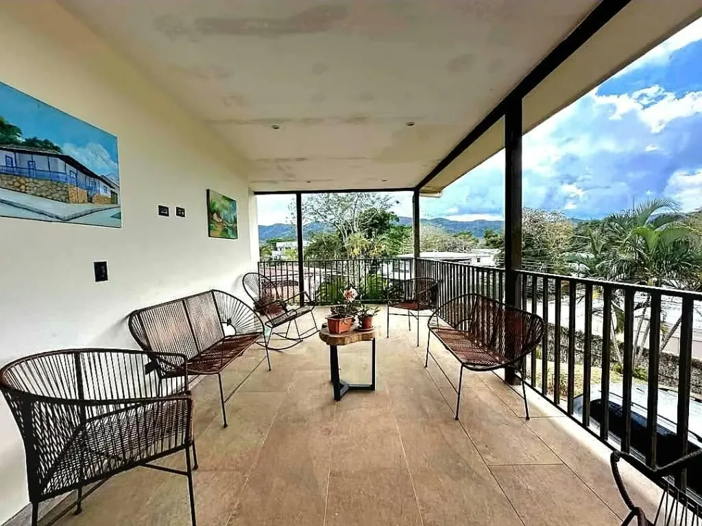 Descripcion: Una planta en alto, sala comedor cocina con isla sobre de cuarzo, terraza ... — photo 3