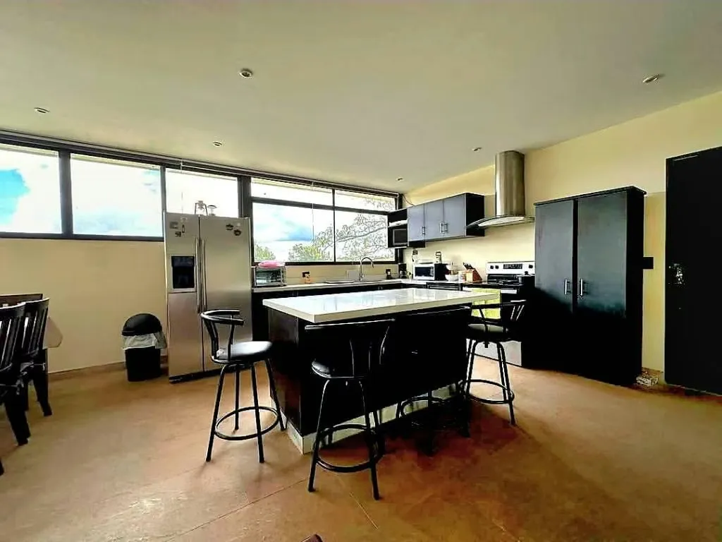 Descripcion: Una planta en alto, sala comedor cocina con isla sobre de cuarzo, terraza ... — photo 4