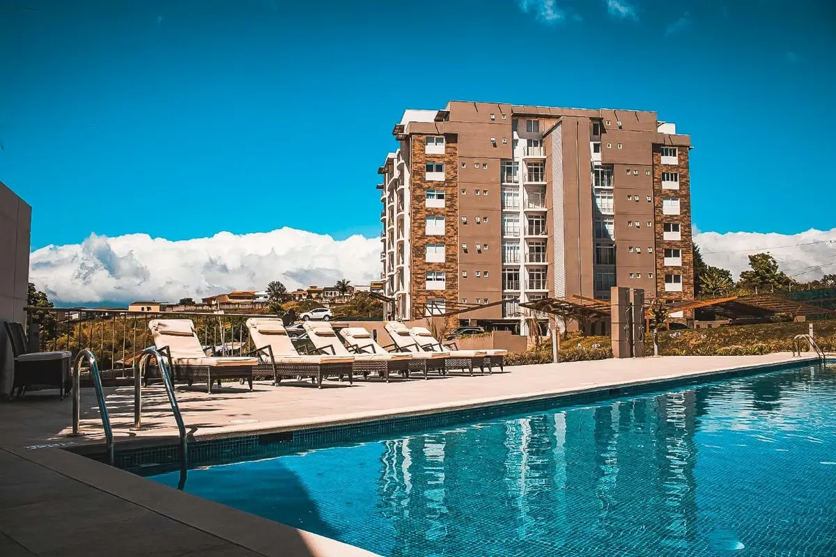 Cuenta con 120 m2 de construcción habitables, áreas de parqueos y bodega de 31.30 m2, para un total de 151.30