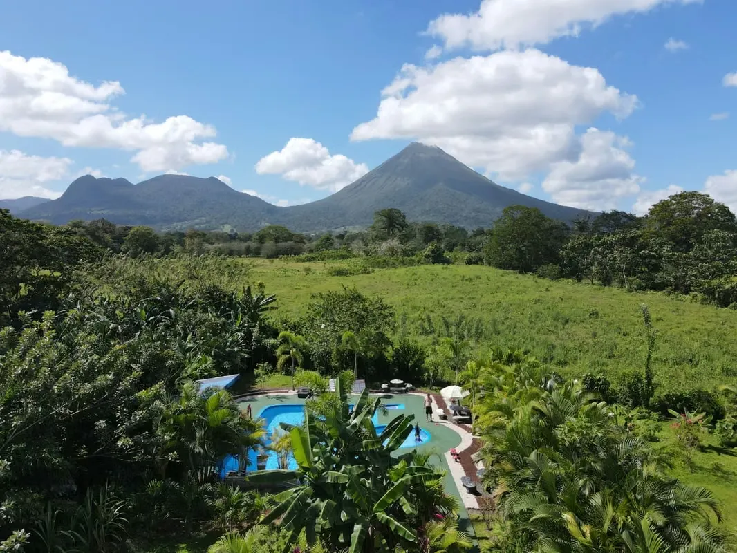 Venta HOTEL La Fortuna linda vista al volcán