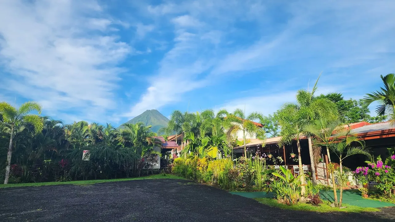 For sale hotel in La Fortuna de San Carlos with a wonderful Arenal Volcano view, lots of nature, bird watching. — photo 2