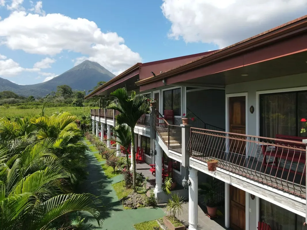 For sale hotel in La Fortuna de San Carlos with a wonderful Arenal Volcano view, lots of nature, bird watching. — photo 3