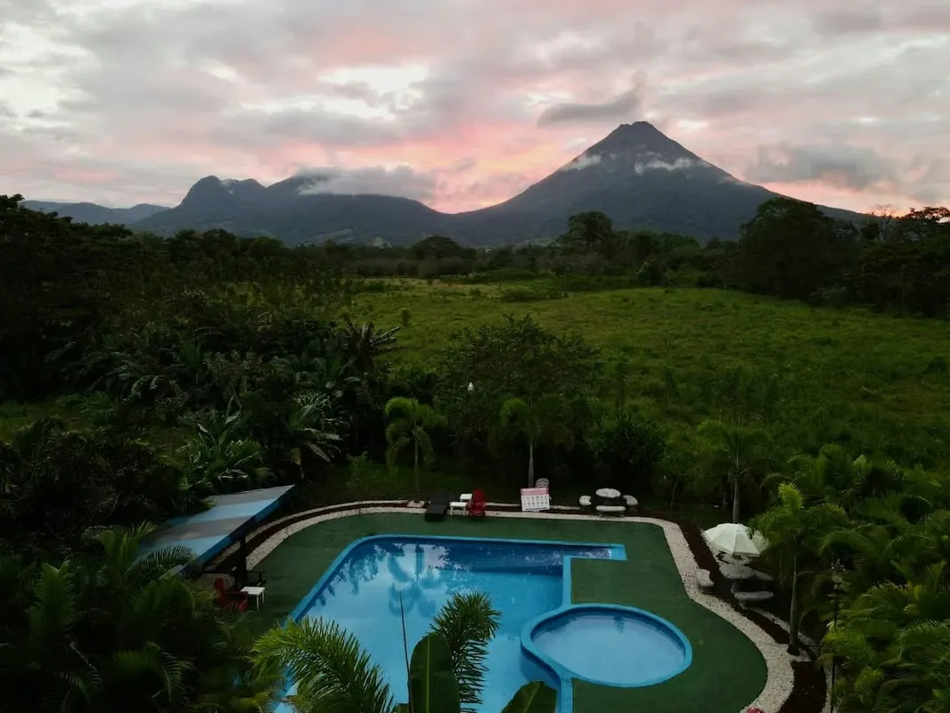 For sale hotel in La Fortuna de San Carlos with a wonderful Arenal Volcano view, lots of nature, bird watching. — photo 4