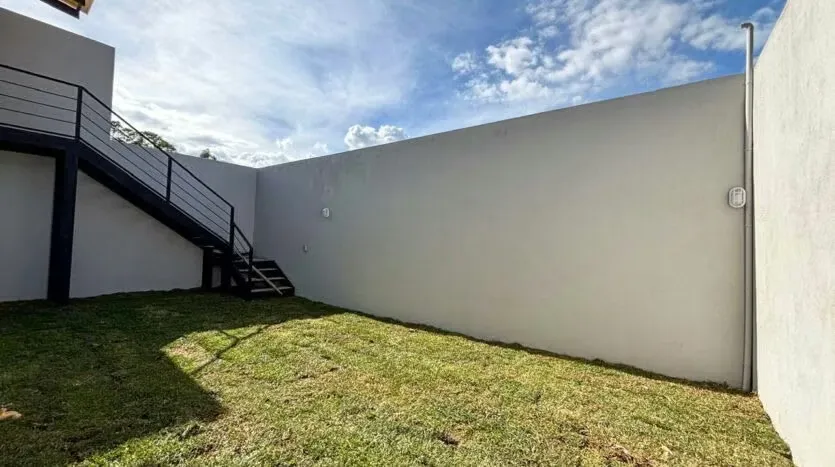 Se vende edificio ubicado a solo 400 mts al oeste del Colegio Lincoln, en una zona de alto crecimiento y demanda. Este inmueble cuenta con un lote de 230 mts y una ...