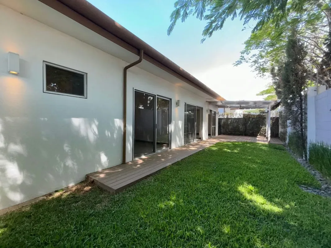 CASA MODERNA DE UNA PLANTA - CONDOMINIO EN LINDORA PLACE