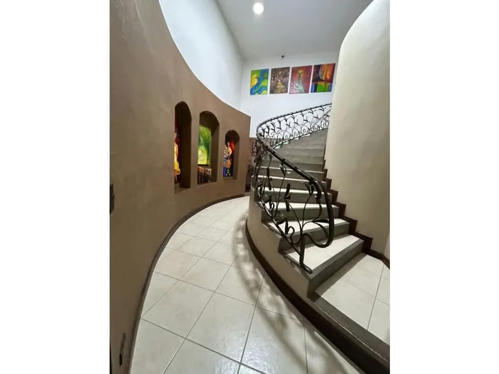 Ubicada en una de las zonas más exclusivas y convenientes del oeste, esta hermosa casa en ...