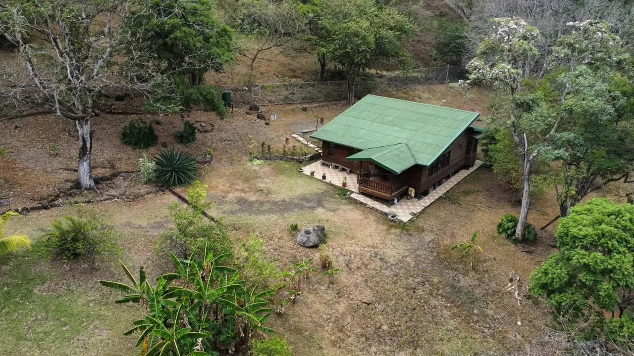Casa en venta en Turrucares, arroyo al borde de la propiedad