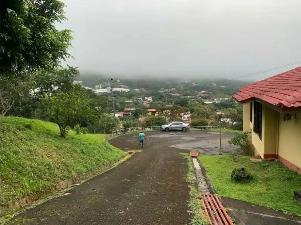 Se vende este magnífico terreno ubicado en una de las mejores zonas de SANTA ANA. Cerca del condominio Avalon Country.