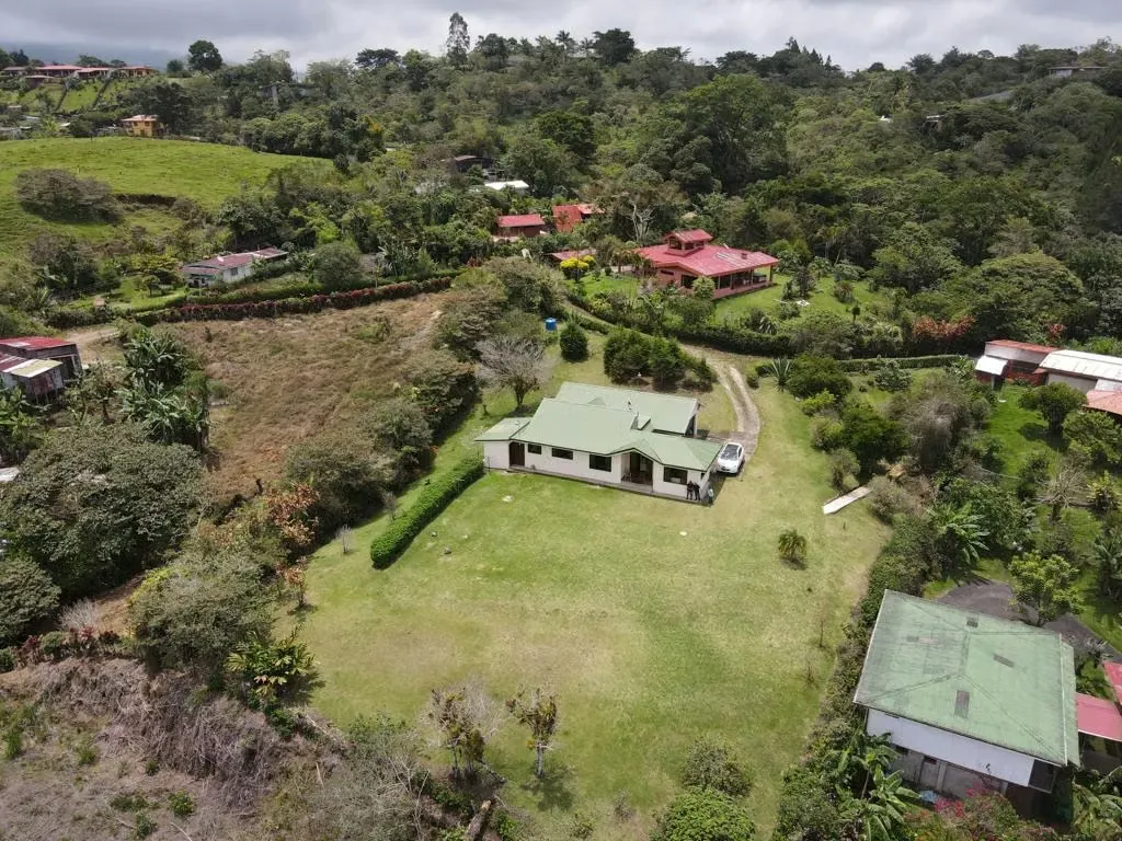 House for sale in Cartago, Turrialba. Large green area.