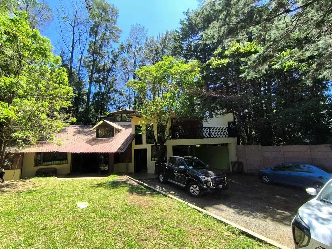 Viva rodeado de naturaleza y tranquilidad en una amplia y acogedora casa de estilo rustico en San Rafael de Heredia