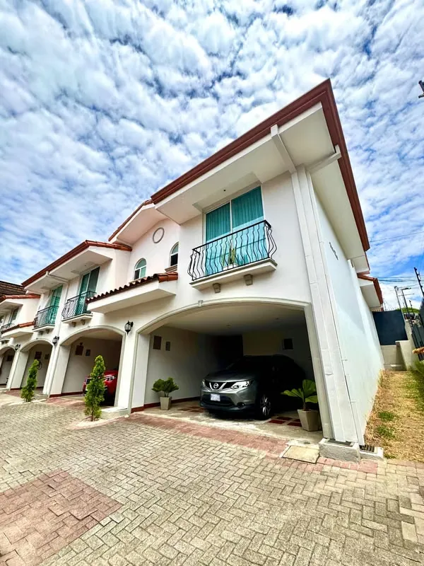 VENTA DE CASA EN CONDOMINIO EN ROHMOSER DE TRES NIVELES SEMIAMUEBLADA