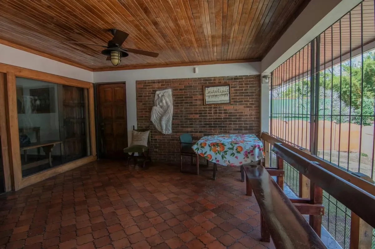 Ubicada en Barrio La Carchita contiguo a Barrio Los laureles   un lugar muy desarrollado y familiar en San Rafael de Escazú.