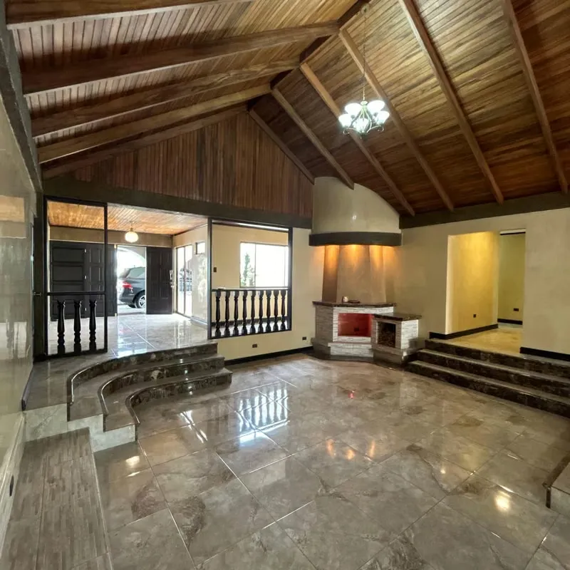 Venta de Propiedad Única con Uso Mixto en Pinares. ID 39745
