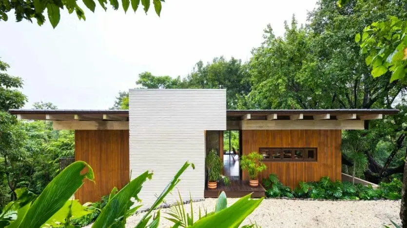 Ubicada a tan solo 10 minutos de la arena blanca y el oleaje amigable de Playa Hermosa , esta impresionante casa de 5 habitaciones es una joya arquitectónica ...