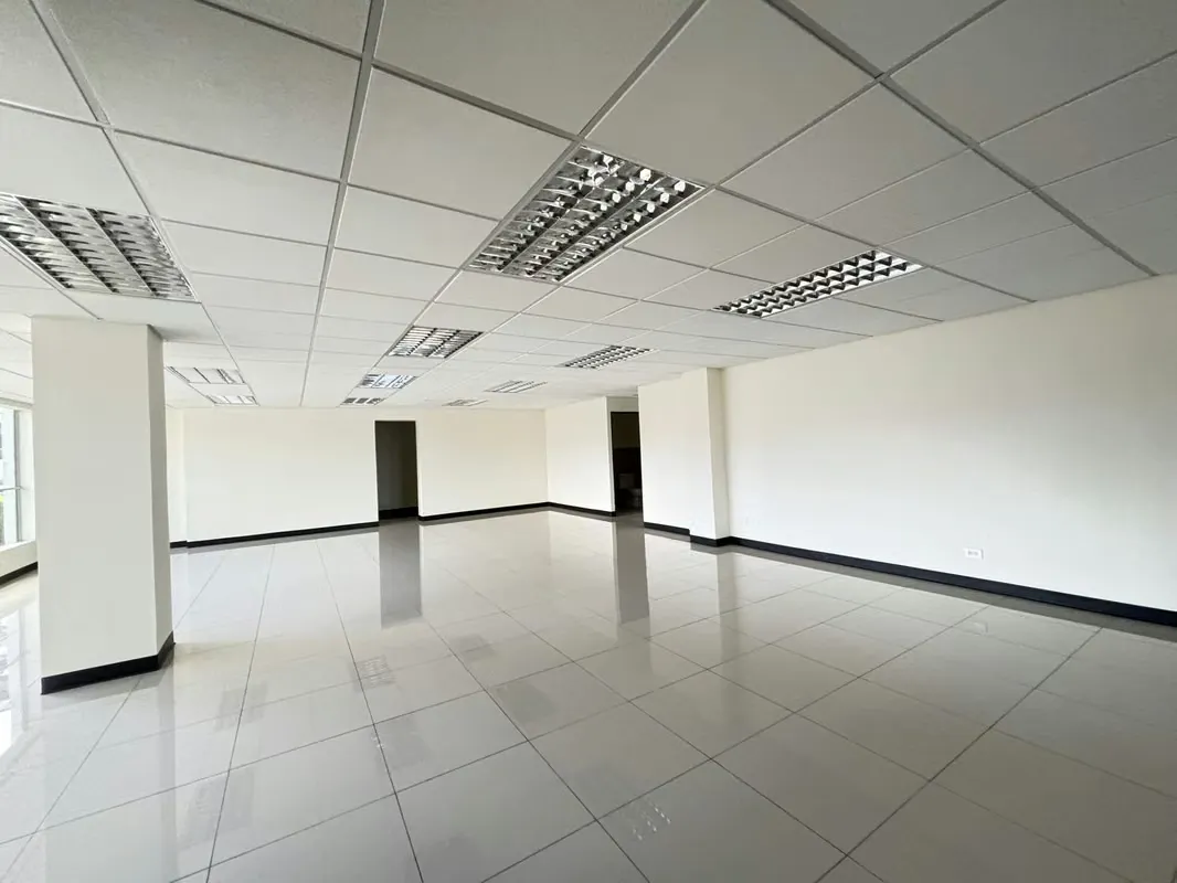 La oficinas se encuentra ubicadas en un tercer piso con ventanales que permiten una bonita vista a las montañas