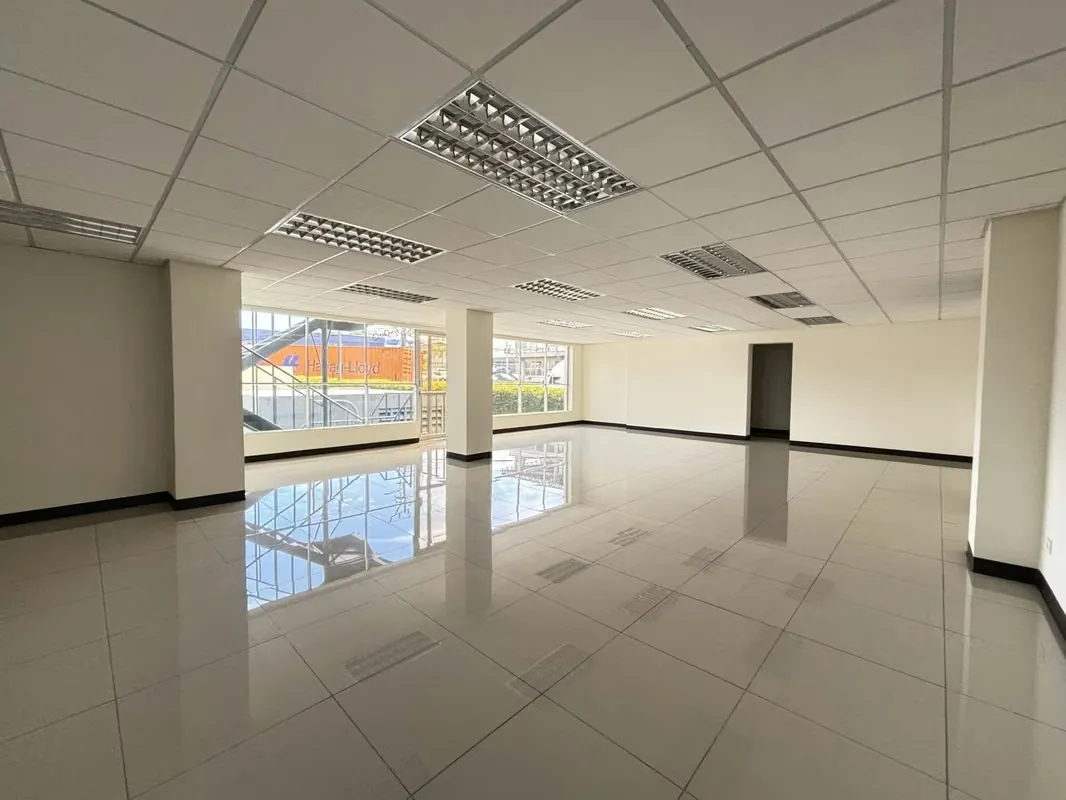 La oficinas se encuentra ubicadas en un tercer piso con ventanales que permiten una bonita vista a las montañas — photo 3