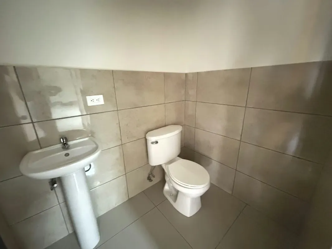 La oficinas se encuentra ubicadas en un tercer piso con ventanales que permiten una bonita vista a las montañas — photo 4