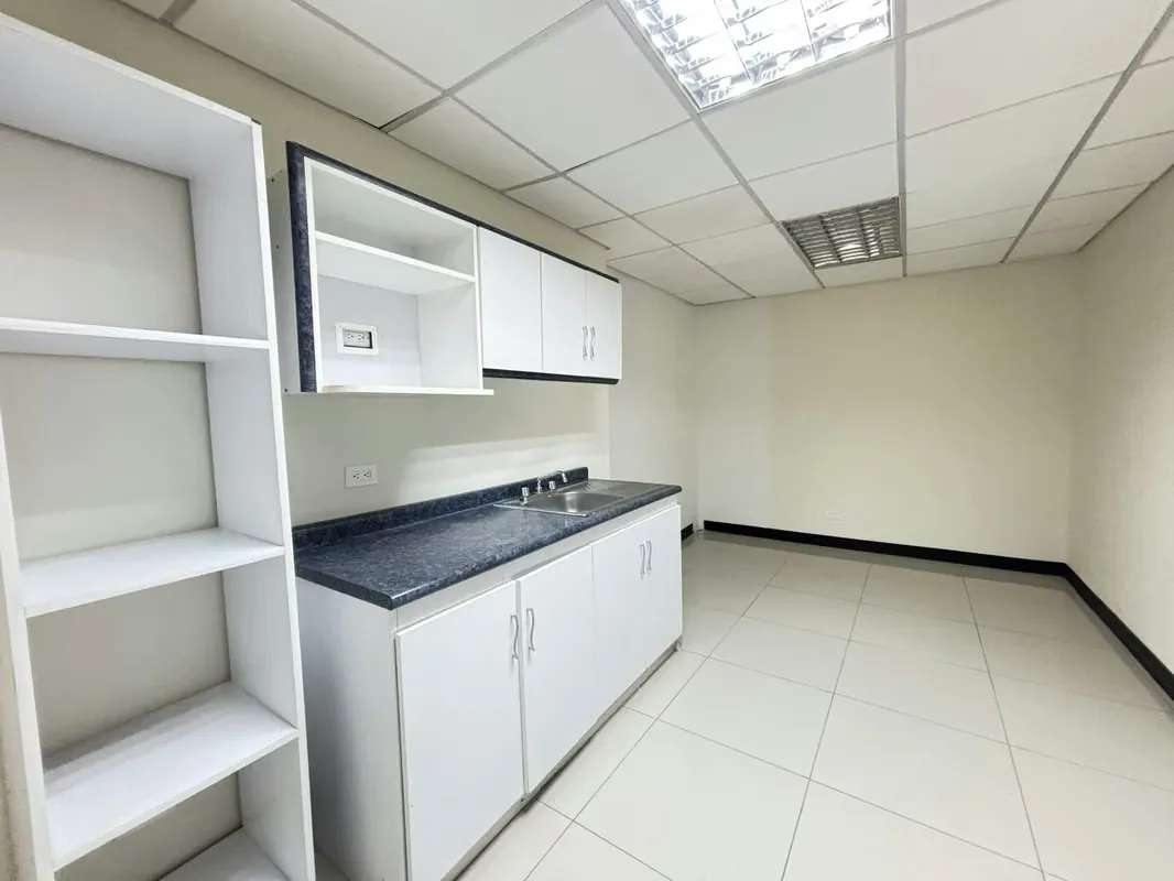 La oficinas se encuentra ubicadas en un tercer piso con ventanales que permiten una bonita vista a las montañas — photo 5