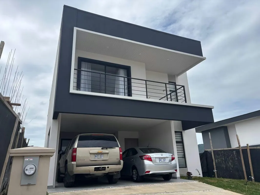 En venta nueva y moderna casa en condominio en Tres Ríos