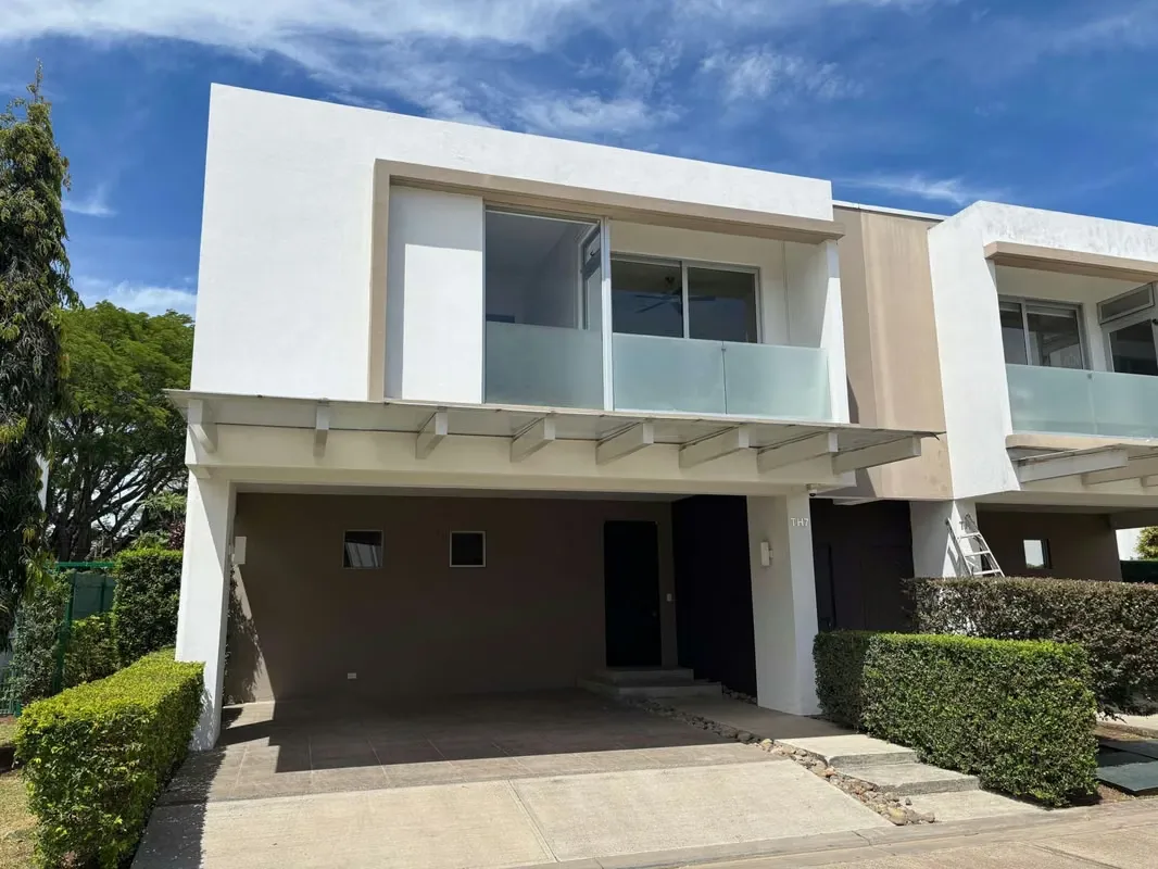 En venta moderna casa en condominio en Santa Ana