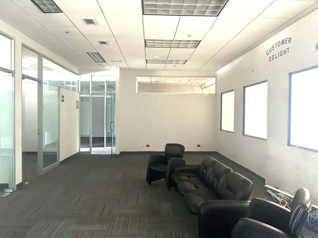 Se alquilan oficinas en Centro Corporativo Plaza Roble, el cual consta de 6 edificios, con más de 30.000 m² de área arrendable, 1.100 m² de huella y con 1 parqueo por cada 28 m² ... — photo 2