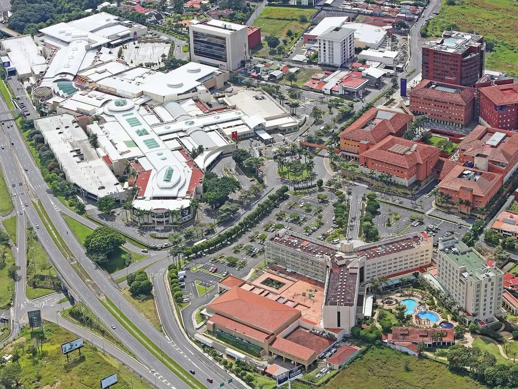 Se alquilan oficinas en Centro Corporativo Plaza Roble, el cual consta de 6 edificios, con más de 30.000 m² de área arrendable, 1.100 m² de huella y con 1 parqueo por cada 28 m² ... — photo 4