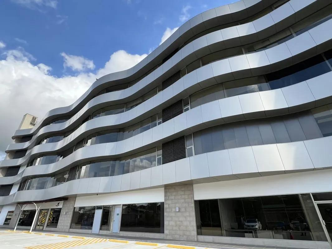 OFFICE FOR RENT IN A BUILDING WITH A STRATEGIC LOCATION (ZAPOTE, SAN JOSÉ)