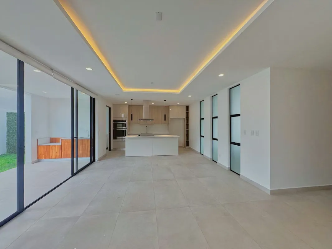 CORNER HOUSE FOR RENT IN GATED COMMUNITY – SANTA ANA
