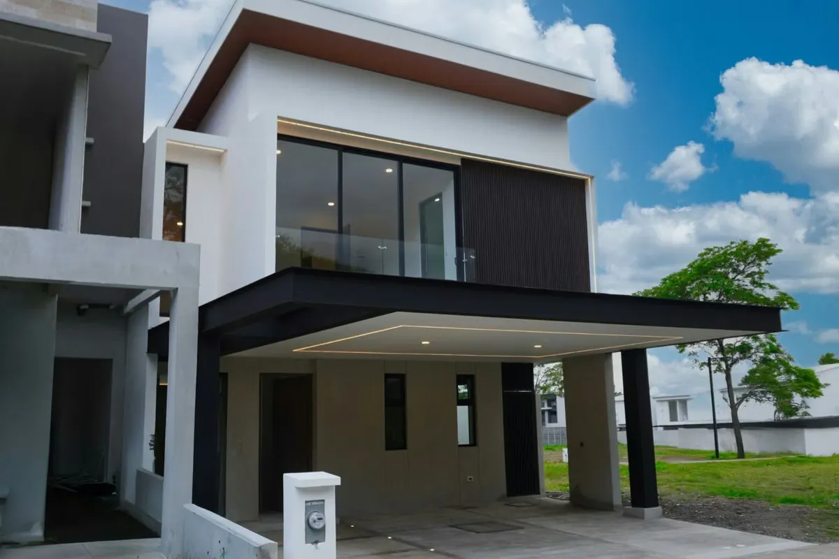 HOUSE FOR RENT IN GATED COMMUNITY – SANTA ANA
