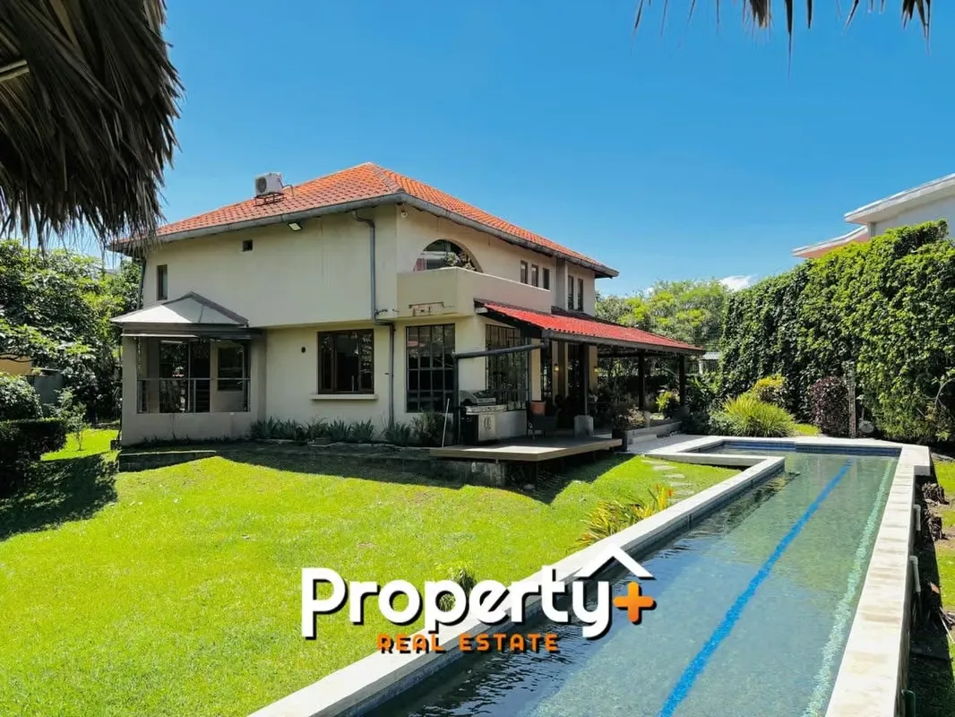 En venta hermosa casa independiente en Brasil de Santa Ana. Si busca y desea estar a poca distancia de la ciudad y todas sus facilidades, pero además disfrutar de bellos atardeceres, ...