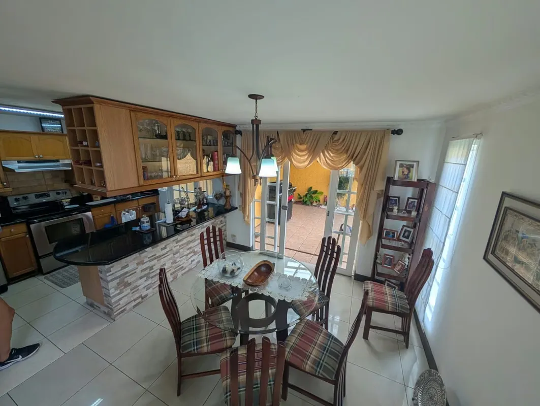 Se vende casa en de un piso en Condominio en Moravia