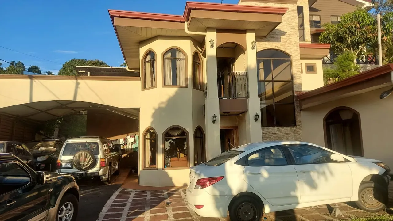 Casa en venta en Grecia, dos plantas, dos terrazas, segura, en las montañas, con lindas vistas