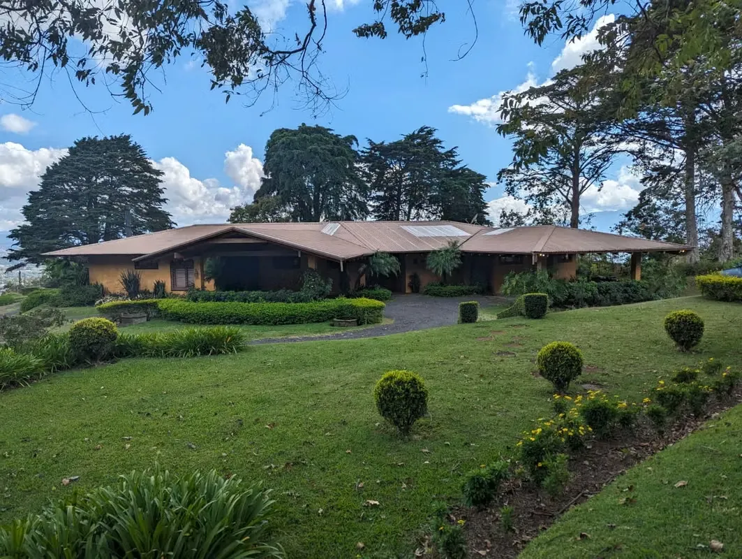 Vendo casa en una Quinta de lujo con vista panorámica al Valle Central