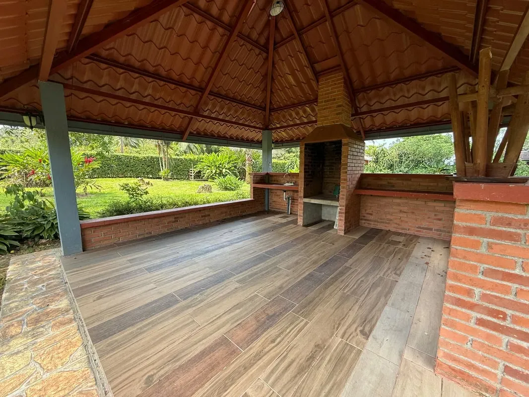Esta linda finca con 77.904m2 cuenta con una casa de habitación, un amplio e imponente frente con seto vivo y portón de acceso privado totalmente cerrado, además rancho de ... — photo 2
