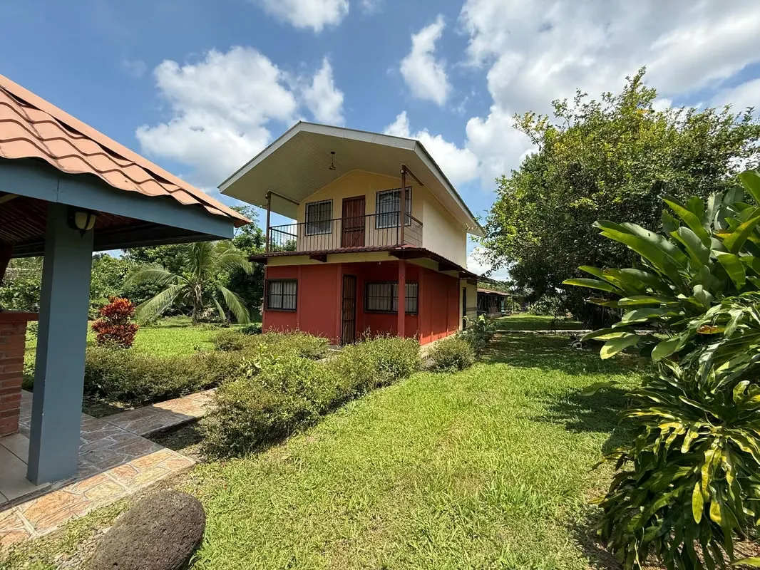 Esta linda finca con 77.904m2 cuenta con una casa de habitación, un amplio e imponente frente con seto vivo y portón de acceso privado totalmente cerrado, además rancho de ... — photo 3