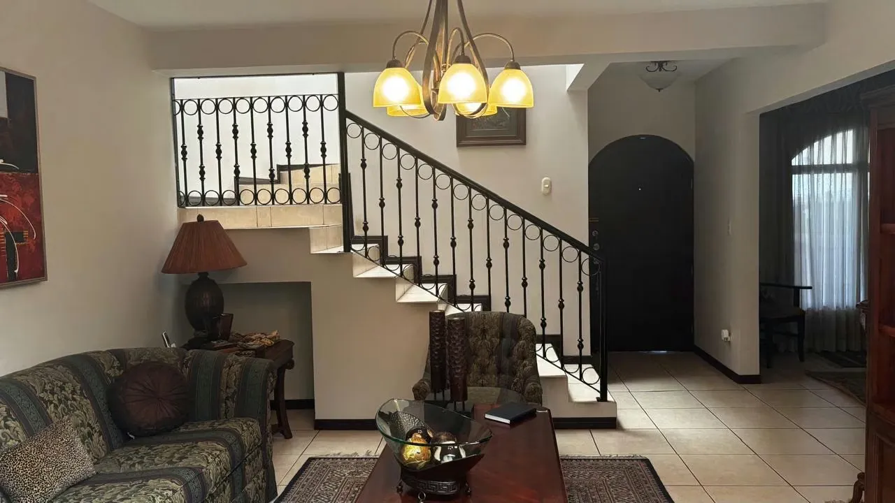 Este condominio es de un perfil muy familiar y de concepto colonial, seguro ubicado en una zona residencial exclusiva de Curridabat. Se encuentra ubicado cerca de los principales ...