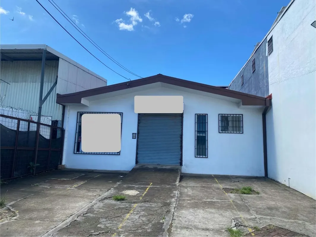 This property with commercial and residential permits in Alajuela Centro has it all: