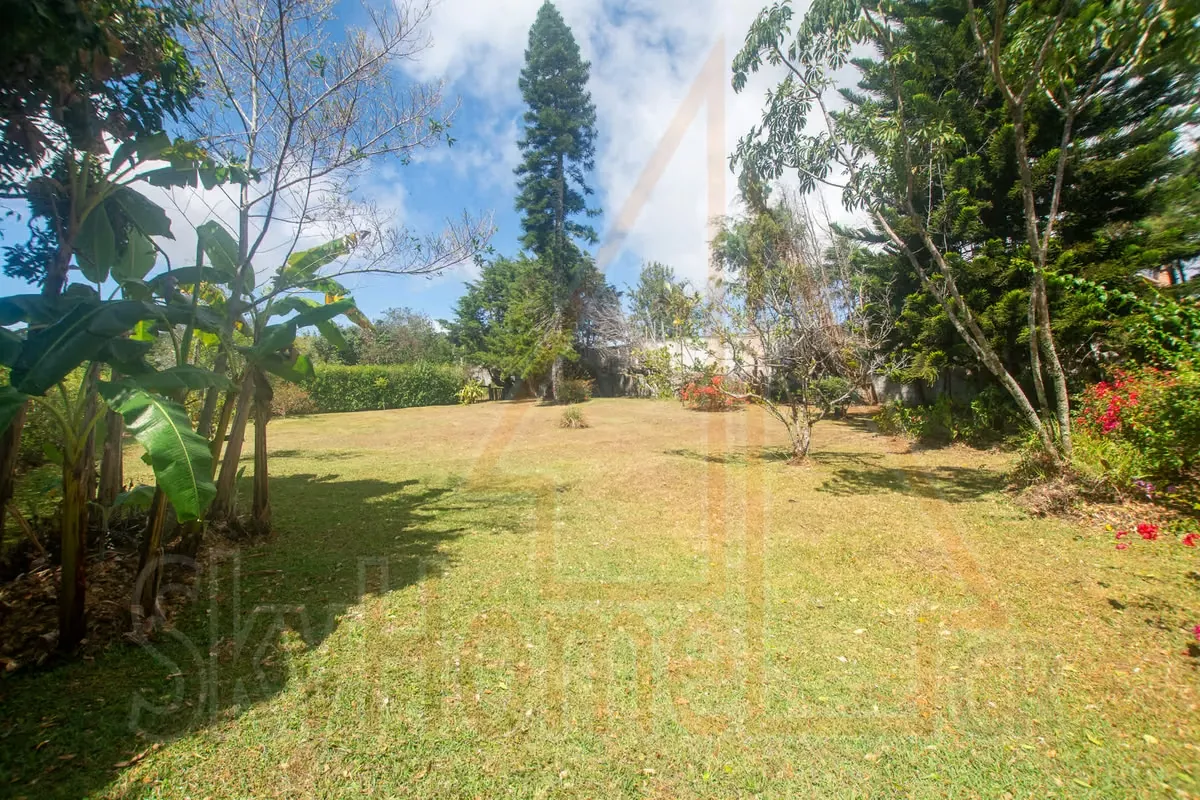 Tenemos en venta hermoso lote de 3218 metros cuadros, ideal para una super casa, como siempre la has soñado. El Lote se encuentra en Heredia, cantón San Rafael y del distrito ...