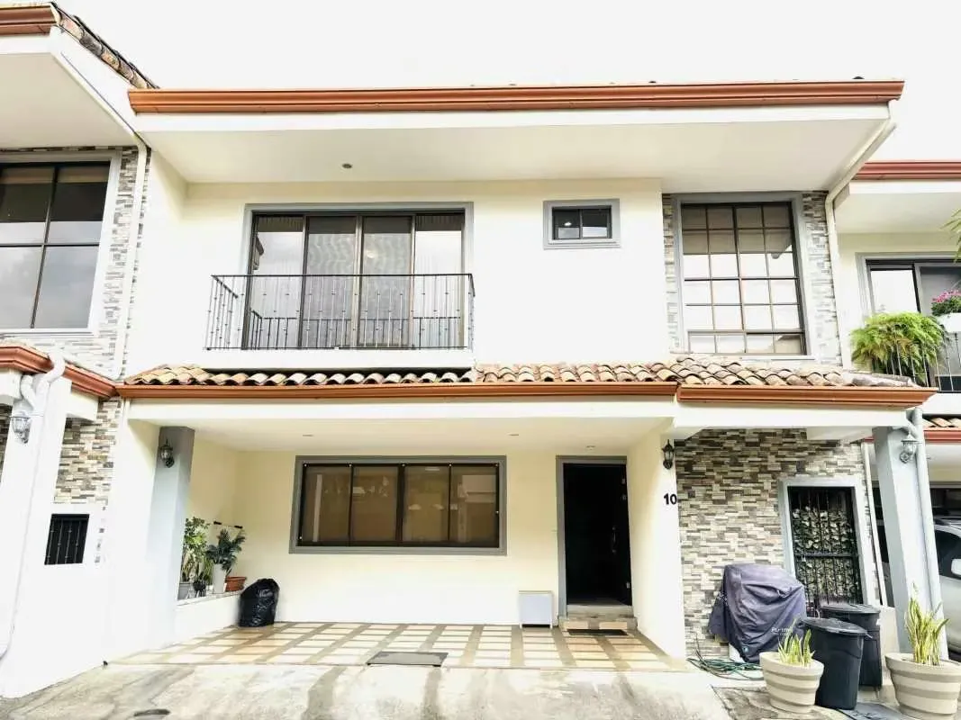Ubicada en un condominio pequeño familiar de solo 12 casas, la casa se encuentra recién pintada totalmente, 4 habitaciones, 3 habitaciones en segunda planta mas una habitación ...