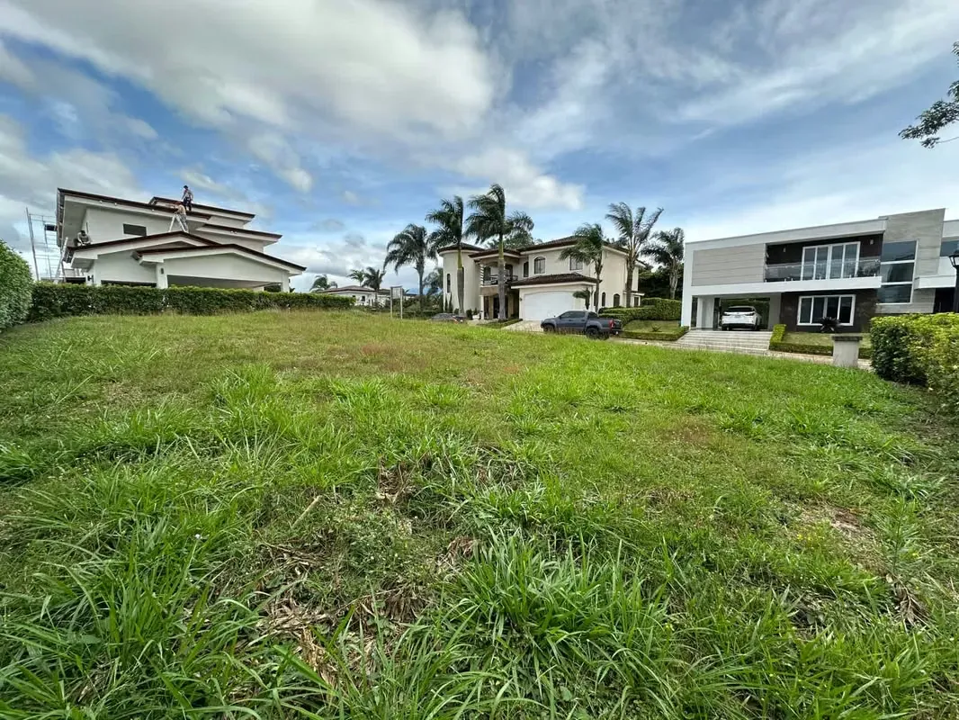 Beautiful and spacious lot in a condominium with controlled access, its location is very convenient due to the tranquility of the area, it is close to any business in a safe and quiet ...